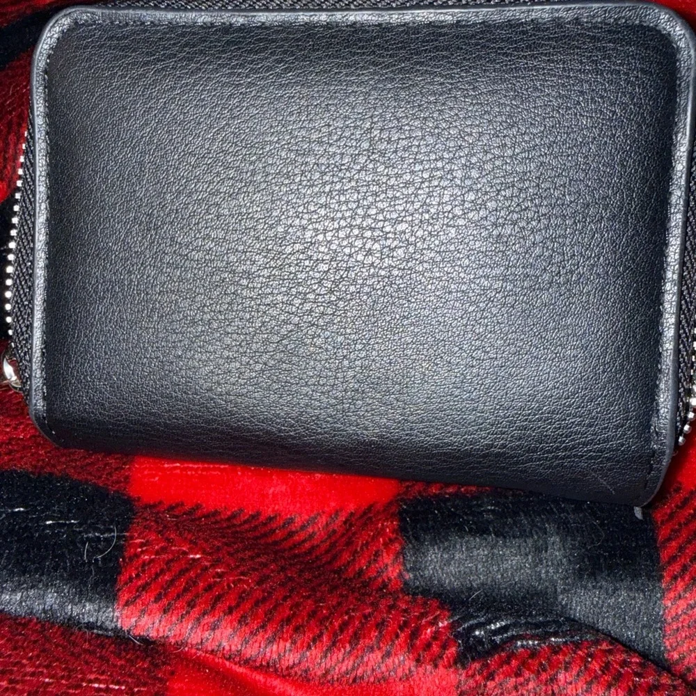 Lot of 6 gently used and new Wallets and 2 Purse Straps. - Picture 3 of 15